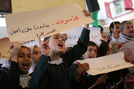 enfants_en_soutien_aux_prisonniers_en_gre_ve_de_la_faim.jpg