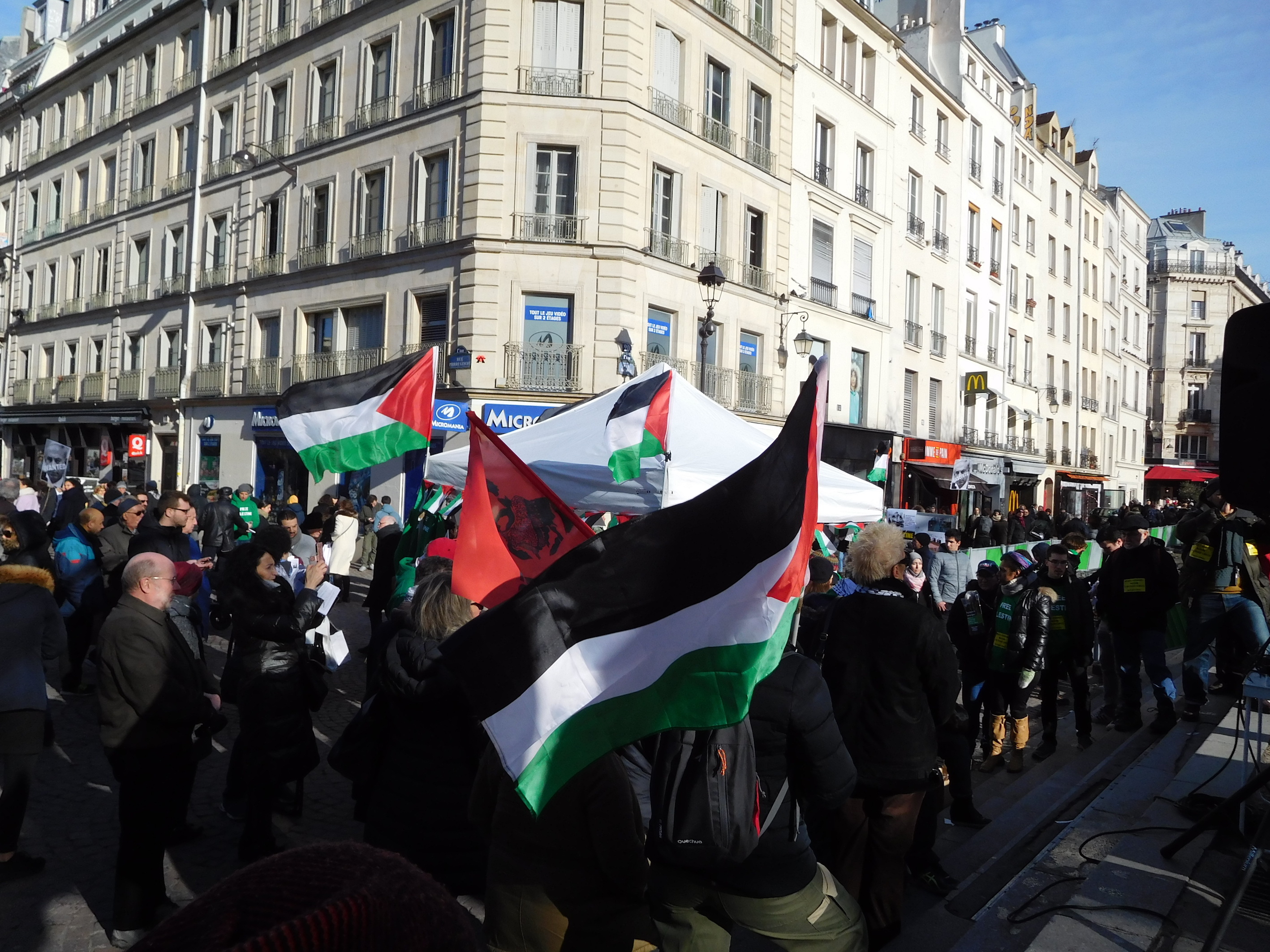 dumonde_et_des_drapeaux_innocents.jpg