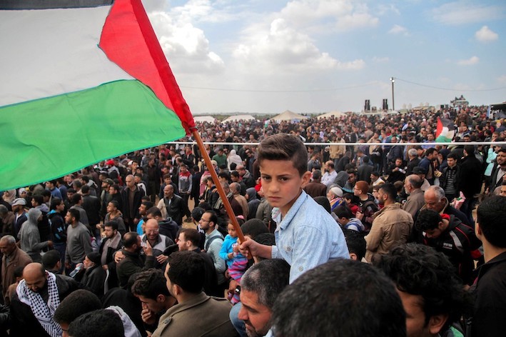gaza_avec_garc_on_sur_e_paules_de_son_pe_re_et_drapeau.jpg