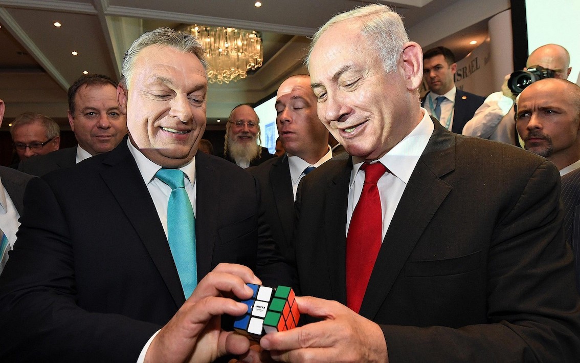 orban_et_netanyahou_rigolent_ensemble.jpg