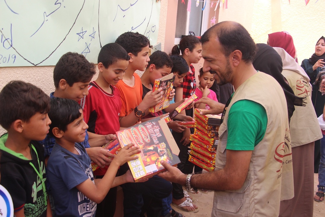 kifah_remise_cadeaux_garc_ons.jpg