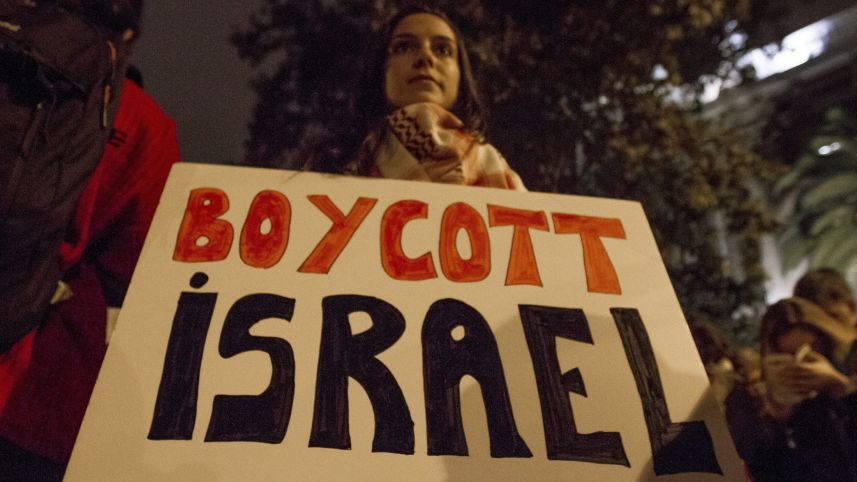 boycott_israel_jeune_femme_pancarte.png