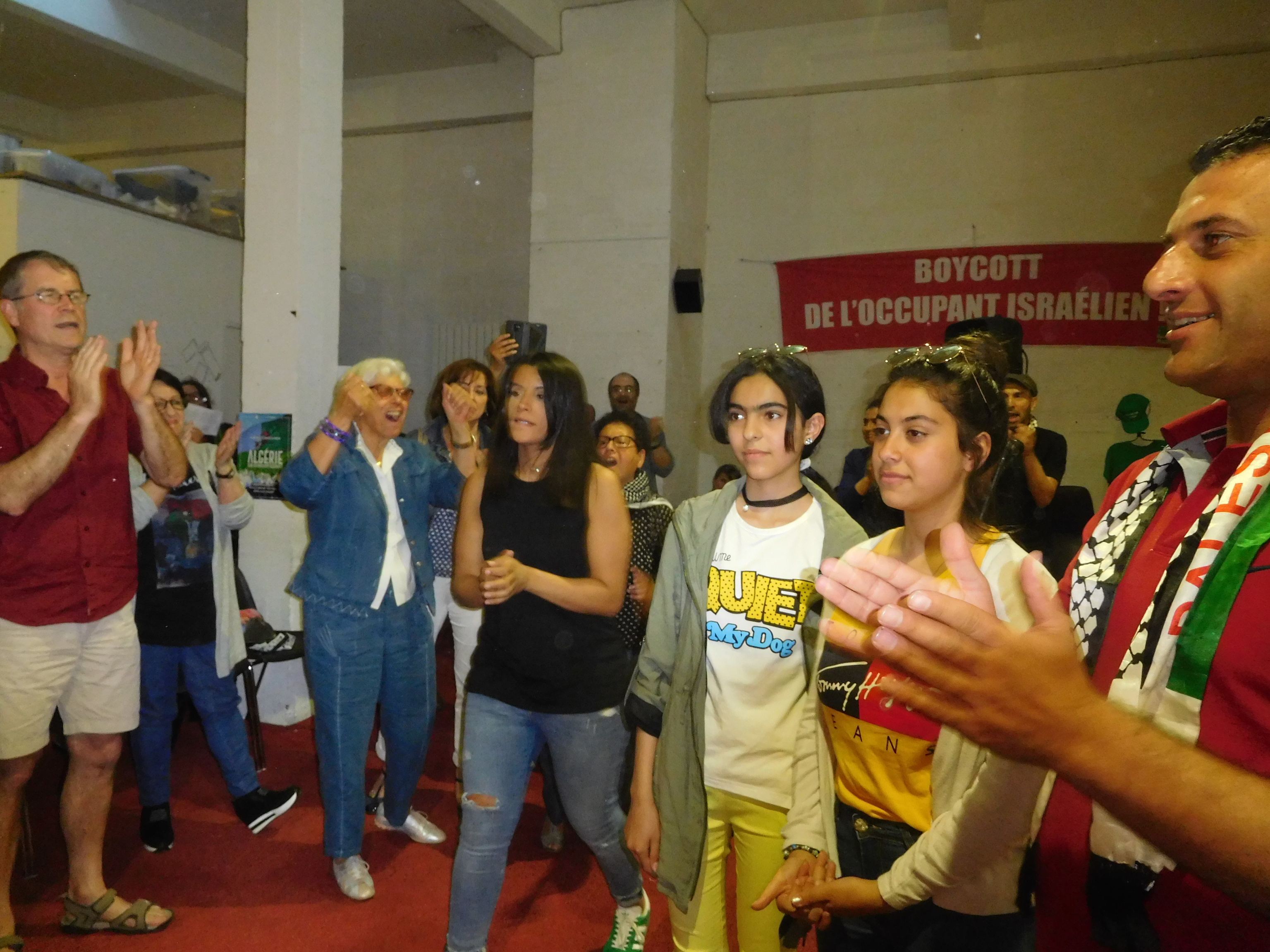 ovation_pour_les_3_he_bron_librairie-2.jpg