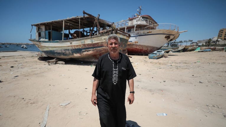 pecheur_gazaoui_et_bateaux.jpg