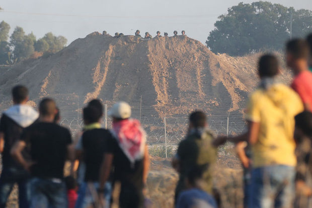 gaza_bonne_photo_zone_tampon_avec_soldats_et_jeunes.jpg