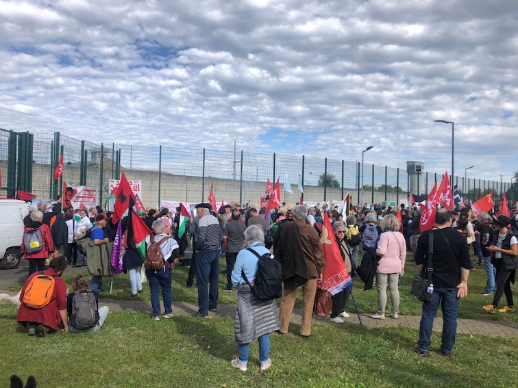 foule_devant_grilles_lannemezan.jpg