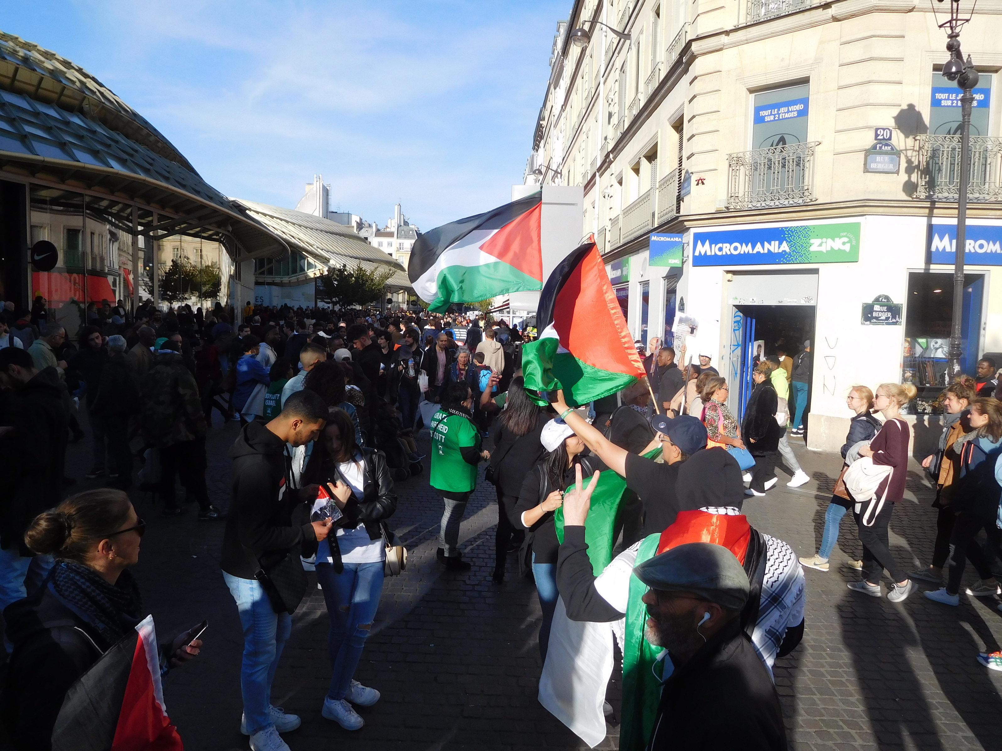 innocents_foule_26_oct.jpg