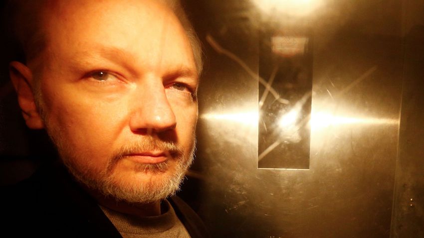 julian-assange-leaves-court.jpg