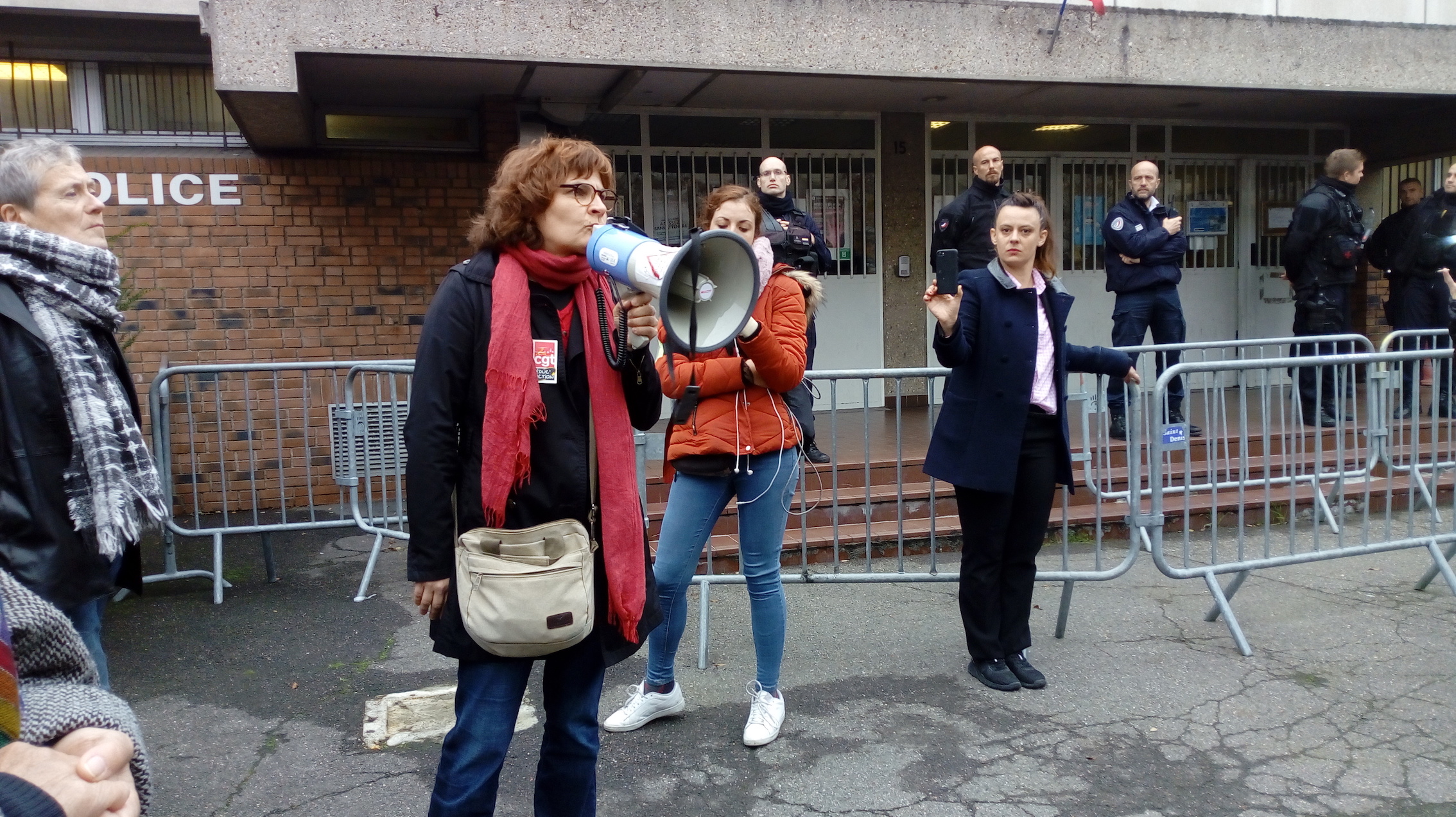 megaphone_policiers_derrie_re_st_denis.jpg