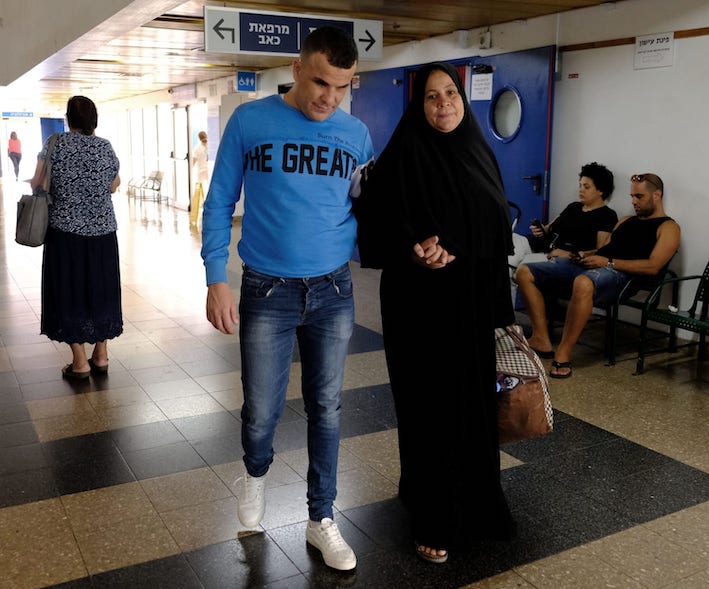 pecheur_gaza_aveugle_avec_sa_me_re_hosto.jpg