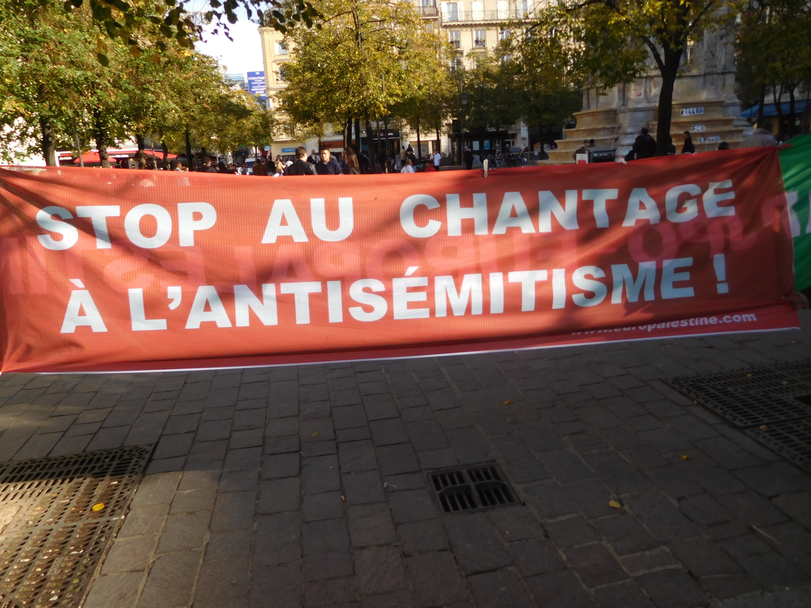 stop_chantage_innocents_banderole_meilleure-2.jpg