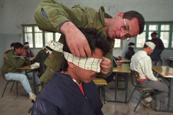 bandent_les_yeus_soldats.jpg