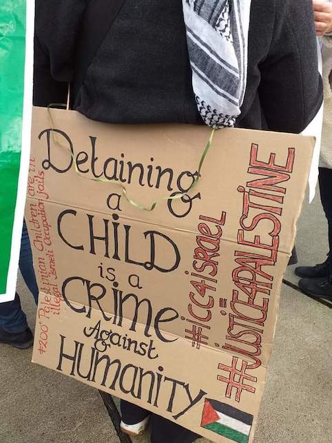 pancarte_detaining_child.jpg