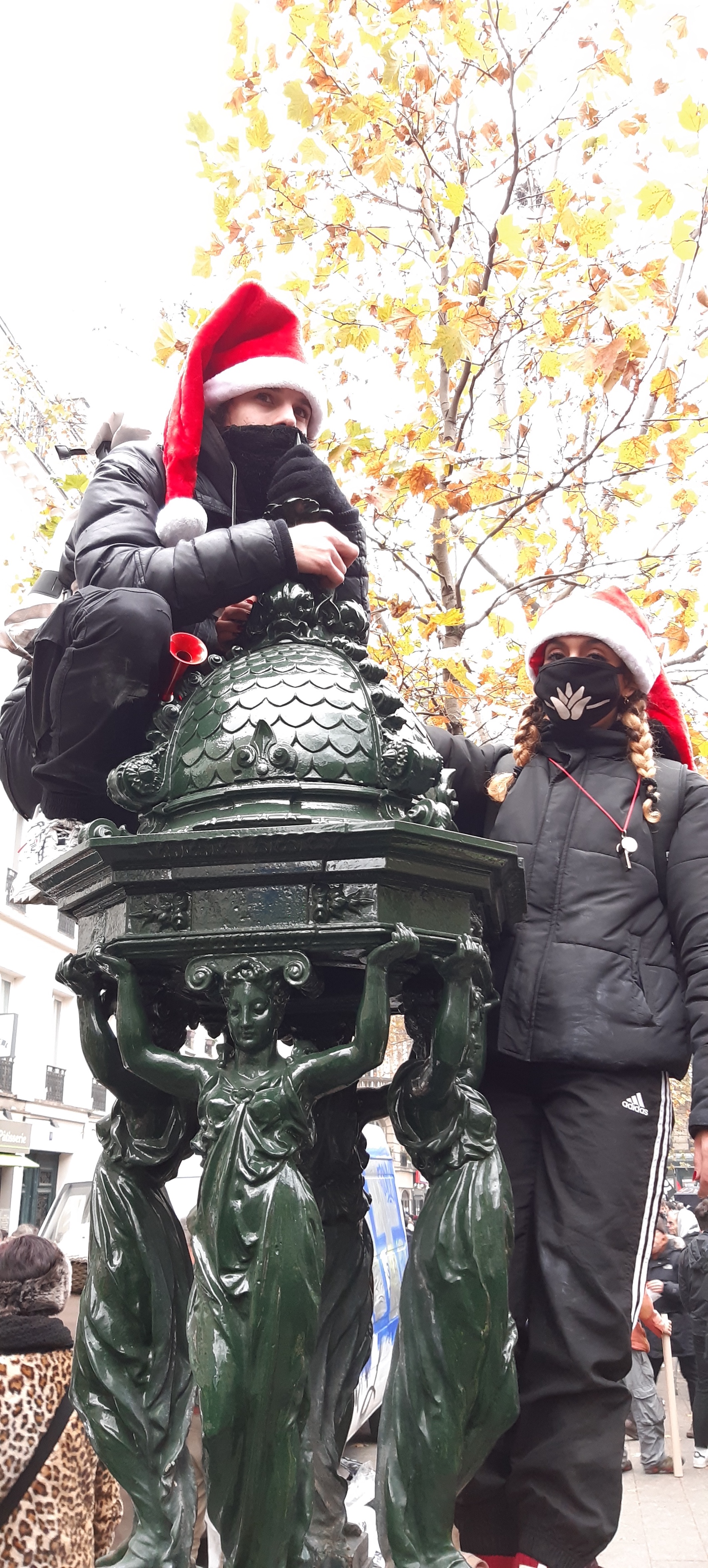 manif_5_dec_peres_noel.jpg