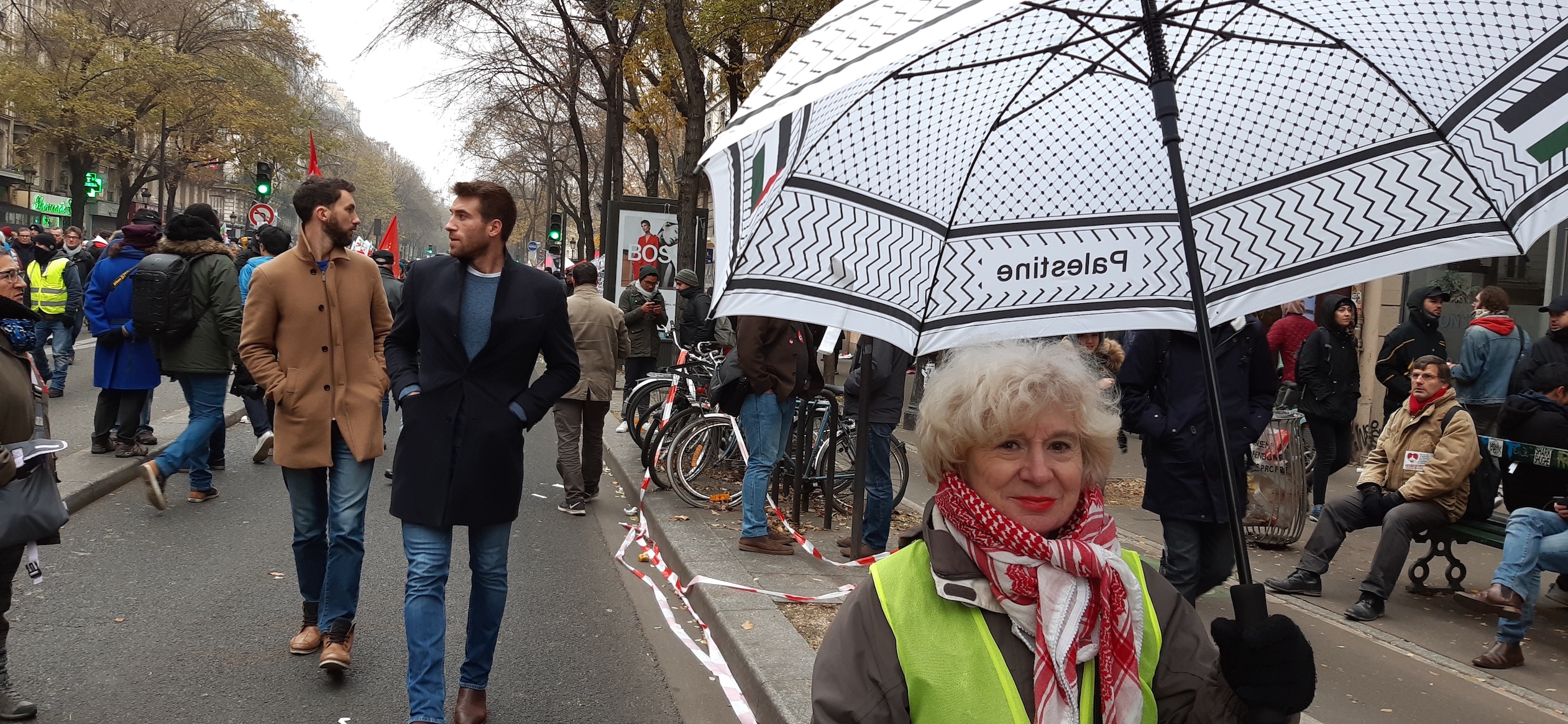 olivia_parapluie_manif_5_dec.jpg