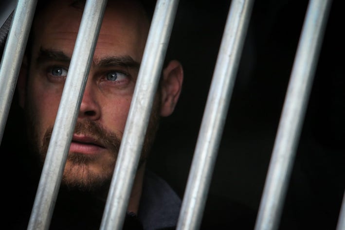jonathan_pollak_dans_le_fourgon_de_police.jpg