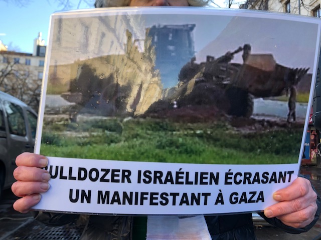 bulldozer_ecrse_manifestant.jpg