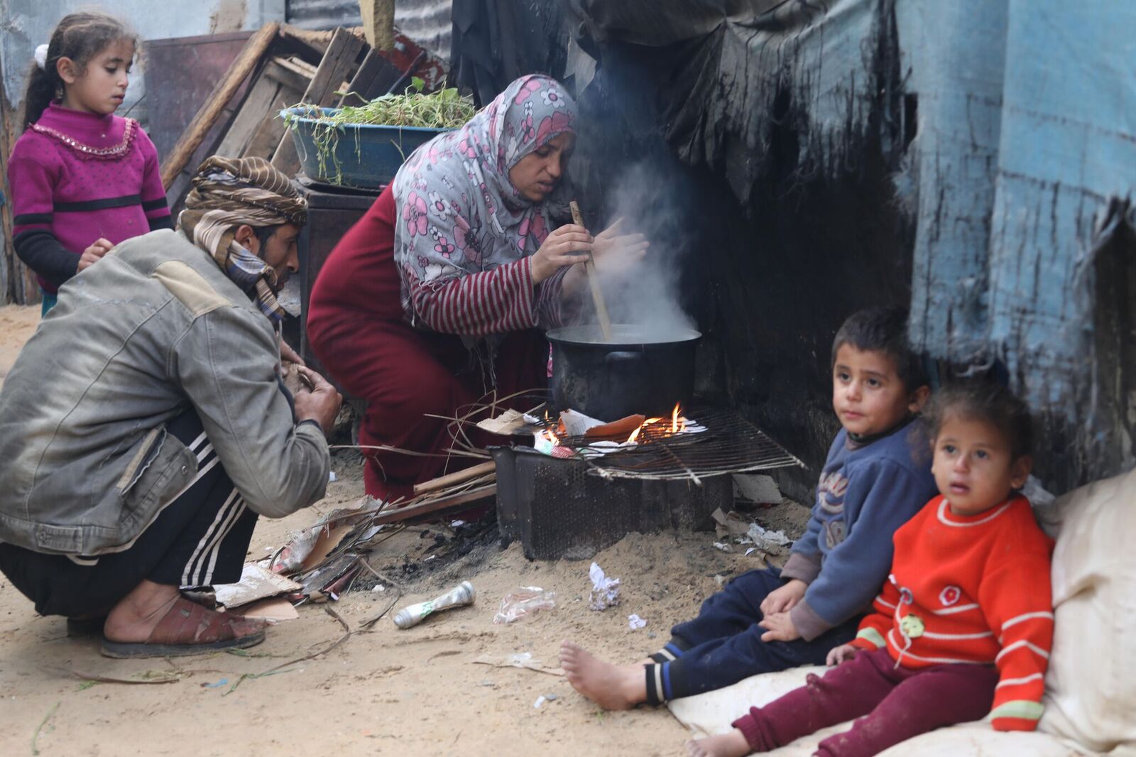 gaza_famille_dans_la_rue_sdf-2.jpg