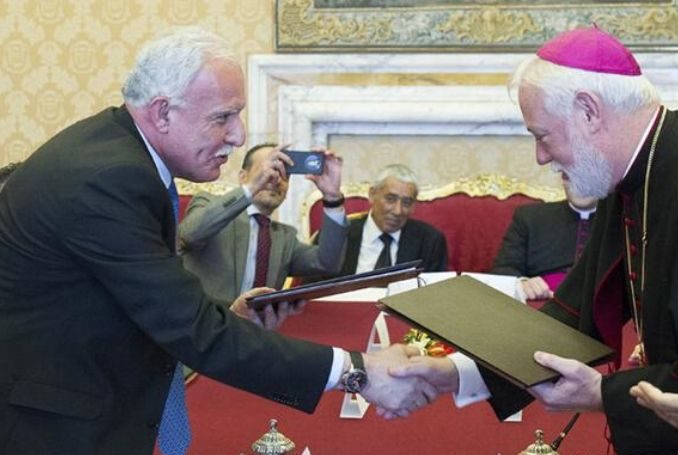 Paul Gallagher, responsable de la politique étrangère au Vatican, rencontre son homologue palestinien Riad al-Malki, en mai 2020.