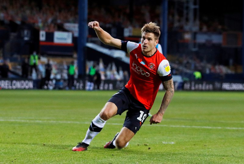 Le club de foot de Luton en Angleterre se débarrasse de PUMA