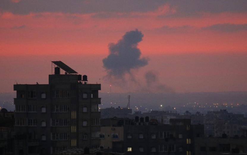 Prolongation du couvre-feu à Gaza, dans un total dénuement et sous les bombes