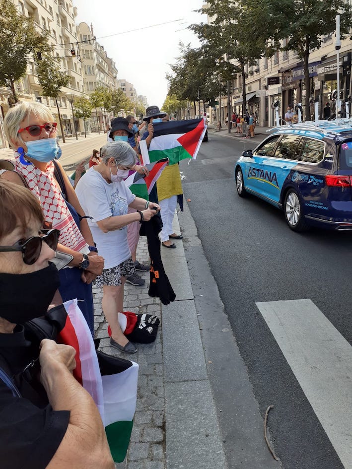 Rebelotte à Lyon ! Les drapeaux palestiniens partout au passage du Tour