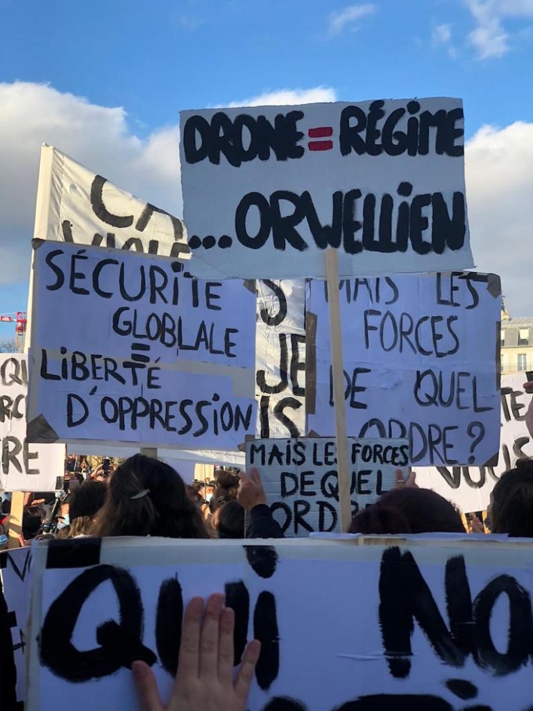 Des dizaines de milliers de manifestants contre la loi liberticide (Photos)