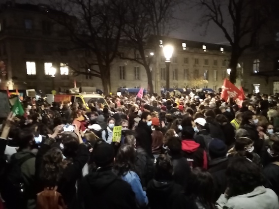 Des milliers de manifestants contre la loi liberticide mardi soir à Paris (photos)