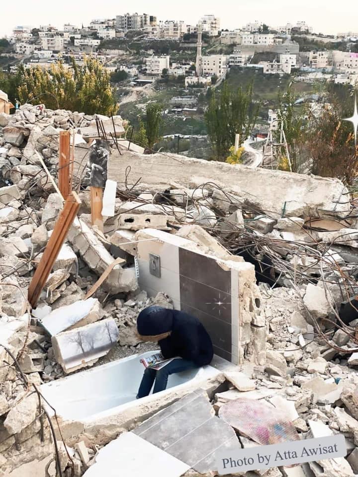 Regardez Sofia en train d'étudier au milieu des ruines de sa maison à Jérusalem !