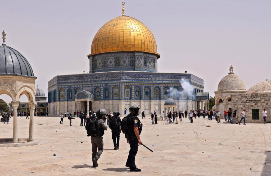 Cessez-le-feu à Gaza ? Israël attaque la Mosquée al-Aqsa