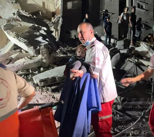 Les fascistes israéliens bombardent les hôpitaux du camp de concentration de Gaza,et les routes y menant !
