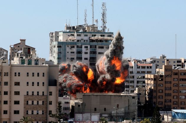 Israël bombarde la presse