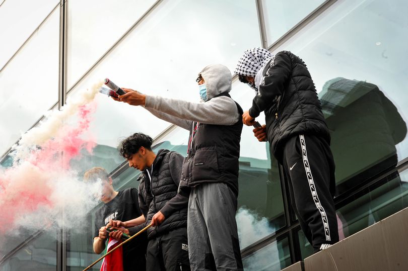 Protestations contre le traitement médiatique de la Palestine : des manifestants sur le toit de la BBC