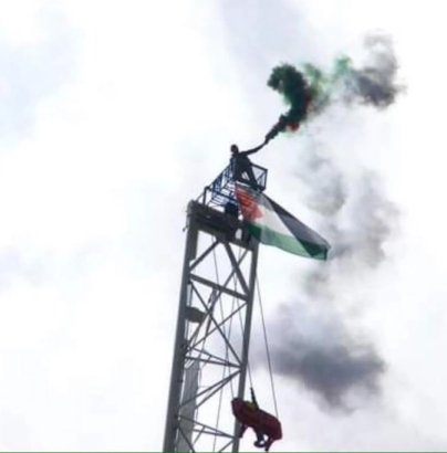 Deux jours en haut d'une grue de 200 m avec le drapeau Palestinien !