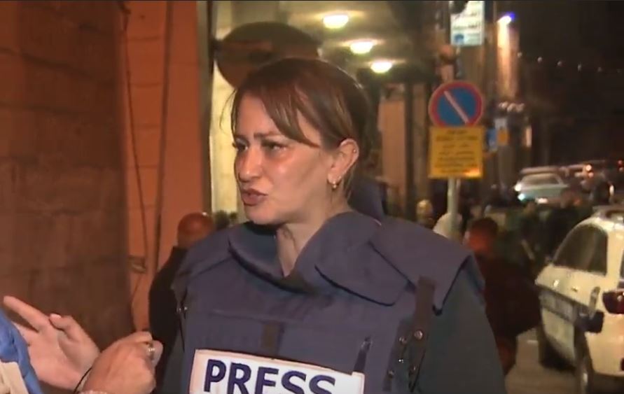La police israélienne relâche la journaliste d'AlJazeera après lui avoir cassé le bras, et arrête une militante de Sheikh Jarrah