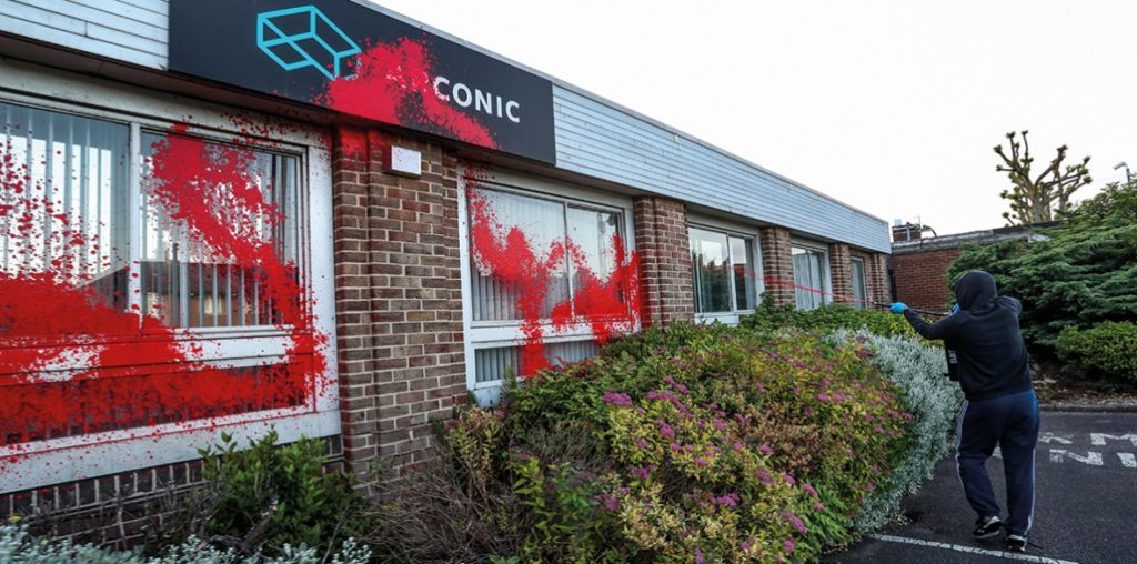 Nouvelle intervention spectaculaire de Palestine Action sur le toit d'une usine