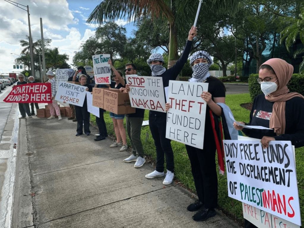 Manifestations en Floride devant le siège de Duty Free pour protester contre ses liens avec les colonies israéliennes