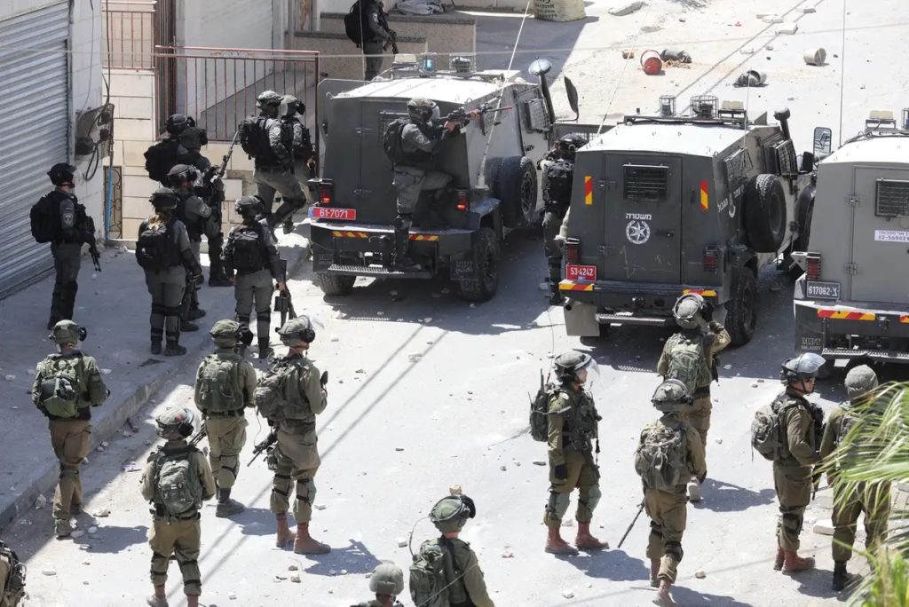 L’armée d’occupation attaque un cortège funéraire palestinien : un mort, des dizaines de blessés