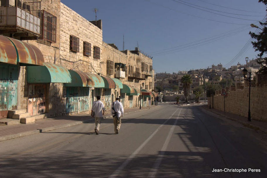 L’armée israélienne faisant fermer tous les commerces à Hébron pour que les colons puissent envahir les rues (Vidéo)