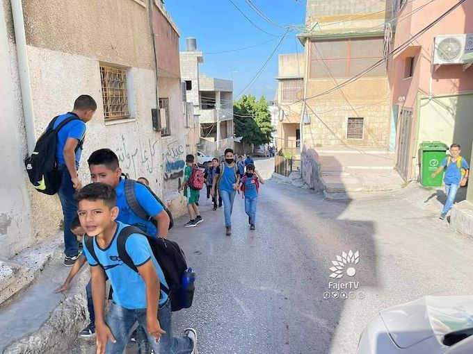 L'armée israélienne lance des grenades lacrymogènes sur les enfants à la sortie de deux écoles (Photos)