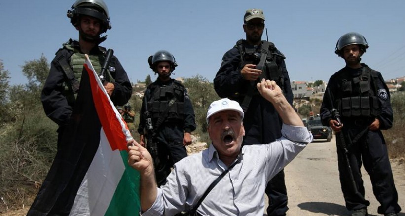 Regardez le mal que se donne un soldat israélien pour retirer un drapeau palestinien ! (Vidéo)