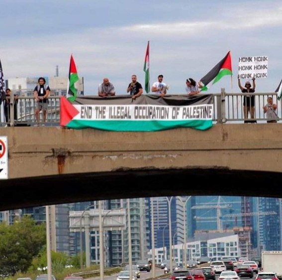 Toronto : banderole pour la fin de l'occupation de la Palestine sur le plus haut pont de la ville canadienne