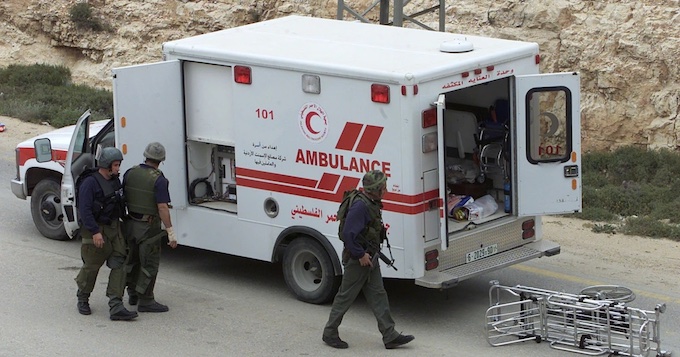 Pendant leur pogrom, des colons israéliens ont attaqué un enfant de 3 ans blessé, à l'intérieur d'une ambulance!