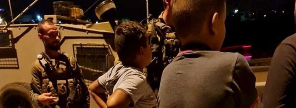 Des soldats israéliens arrêtent 2 enfants palestiniens pendant 15 heures, les maintiennent au froid, menottés et les yeux bandés sans nourriture
