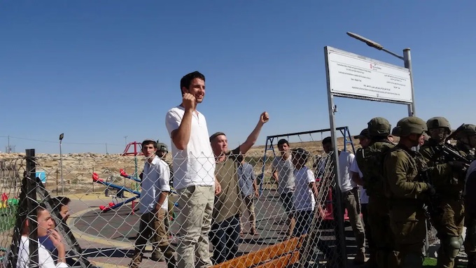 Comment les colons israéliens occupent leur "shabbat" !