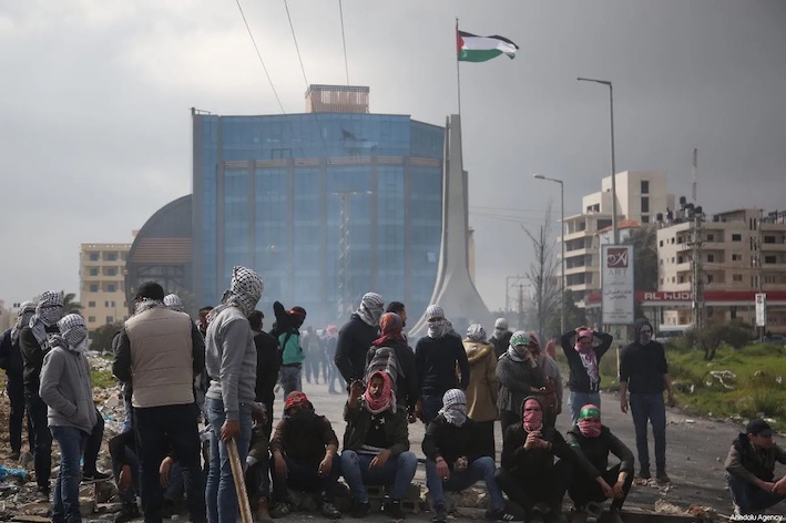 Raid sur l'université de Birzeit pour faire retirer le drapeau palestinien !