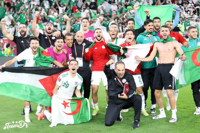 Foot : l'équipe d'Algérie brandit le drapeau de la Palestine (photos)