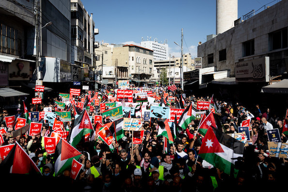 Grosses manifestations en Jordanie contre les accords avec Israël.