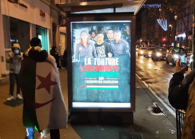 Lyon : de nouvelles affiches dénonçant la torture des enfants palestiniens !