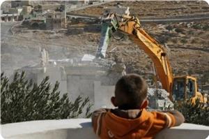 Un enfant assiste à la démolition par Israël de sa maison à Jérusalem (Vidéo)